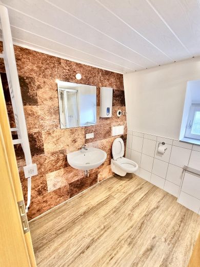 Maisonette-Wohnung mit vier Zimmern und EBK in Simmozheim – Duschbad