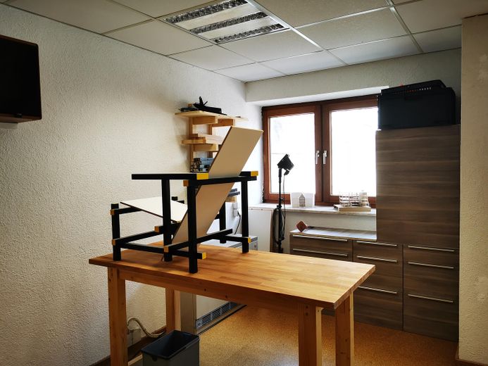 Praxis / Therapie / Massage / Büro – ca. 67 m² Erdgeschoss mit Schaufenster & Parkplatz – Hinterhaus