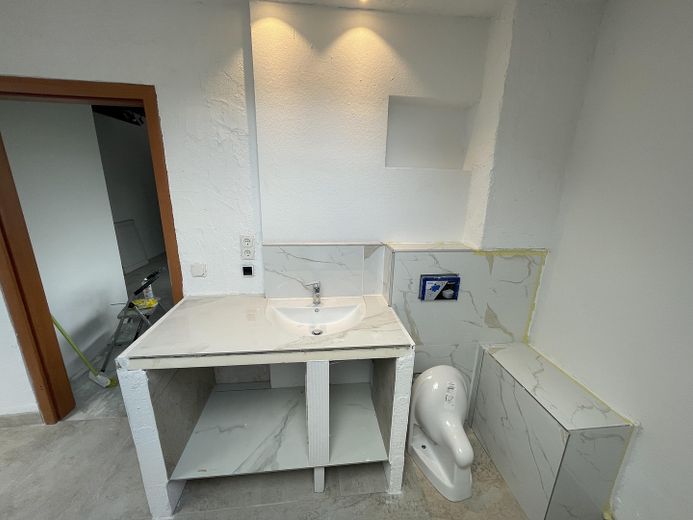 Waschbecken Toilette DG