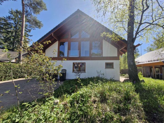 Hochwertige Baukunst &amp; nachhaltige Ausstattung - ein Zuhause mit Zukunft – Haus im Sonnenlicht