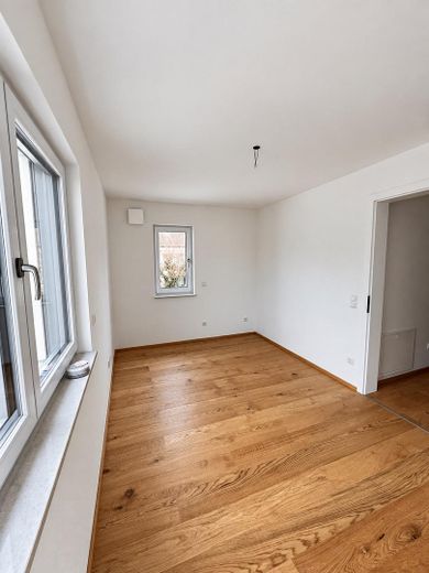 Enerji verimliliği yüksek ev, yapım yılı 2023 (A+, yalnızca 17 kWh), Schwabing-Freimann'da 6 odalı, büyük bahçeli – OG-Zimmer