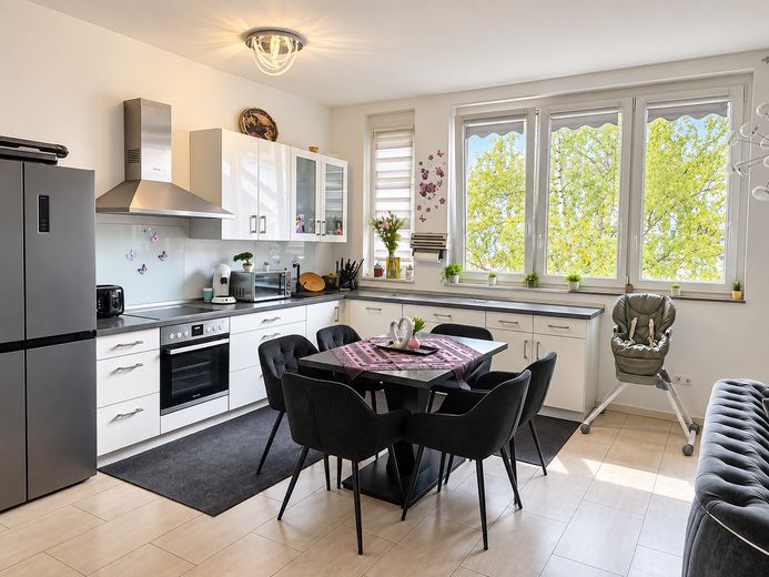 114 m² Loftwohnung mit hohen Decken, Einbauküche, Balkon & Garage – zentral in Pforzheim – Küche