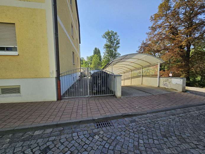 Komplett neu renovierte 2-Zimmer Wohnung im 1.OG mit Balkon – Garagenzufahrt