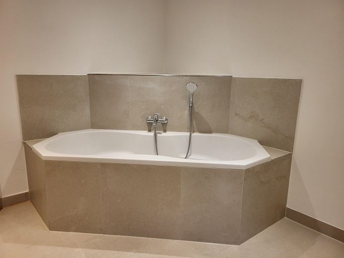 Traumwohnung im Grünen - 8 Zimmer, 3 Bäder, großer Garten, ... – Badewanne
