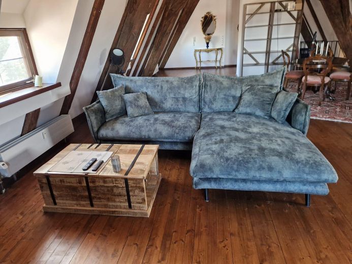Wohnen im Schloss Neufra auf 95m² 2 Zimmer möbliert – Sofa