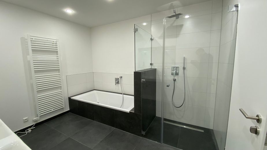 4-Zimmerwohnung in Traumlage mit Kachelofen, Balkon, Dachterrasse, Gästebad und Garage – Wanne und Dusche