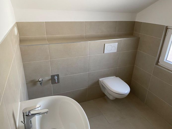 Zweifamilienhaus mit 3 Garagen – Bad DG