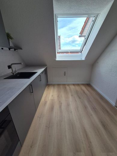Frisch renovierte 5-Zi.-DG-Wohnung | Balkon | EBK | 85 m² | Schwäbische Alb | provisionsfrei – Küche