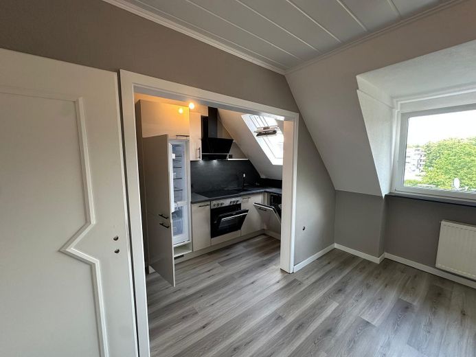 First occupancy attic apartment after renovation/new – Wohn-Küchenbereich
