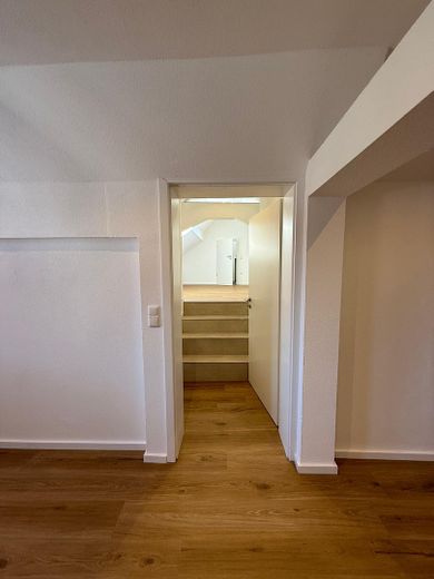 5-Room Maisonette Apartment Across Three Living Levels – Fully Renovated, with Fitted Kitchen & 2 Bathrooms – Treppenaufgang zur 3. Etage