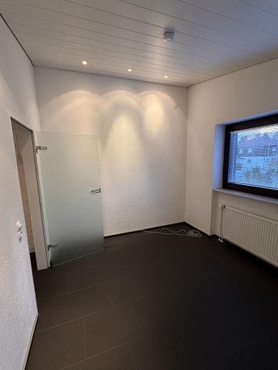 Stilvolle Maisonettewohnung mit Balkon und Stellplatz in Nidderau-Heldenbergen – Foto 17