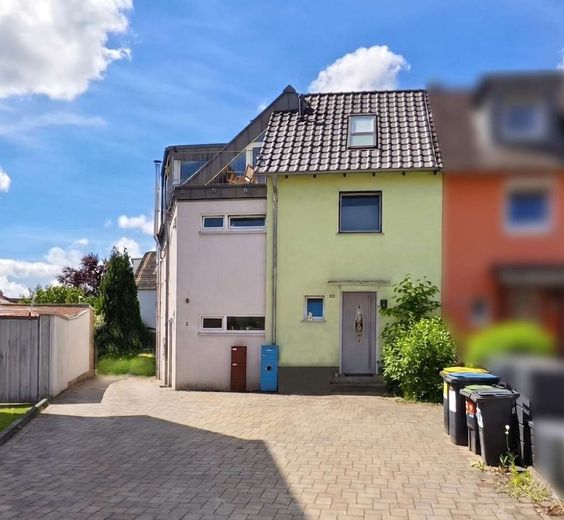 BS - Querum - Exklusives Doppelhausensemble mit moderner Architektur, hohem Wohnkomfort und Garten – Ansicht von der Strasse