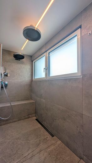 Kernsanierte Unternehmervilla mit einzigartigem Weitblick und luxuriöser Ausstattung – Elternbad