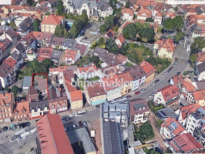 Приваблива земельна ділянка з двоквартирним будинком і численними господарськими будівлями – Фотографія 1
