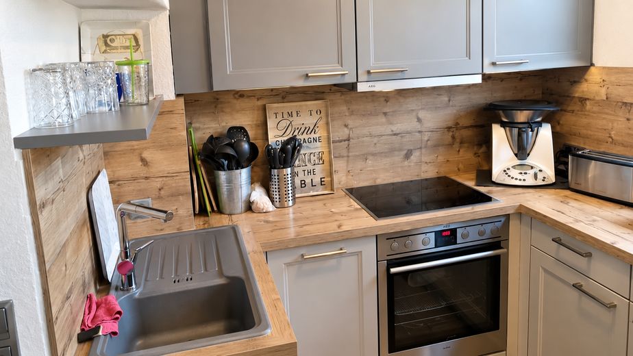 Remagen’in seçkin bir konumunda balkonlu ve çatı teraslı aydınlık maisonette daire – Küche