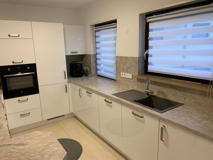 große Küche mit Stehtisch 