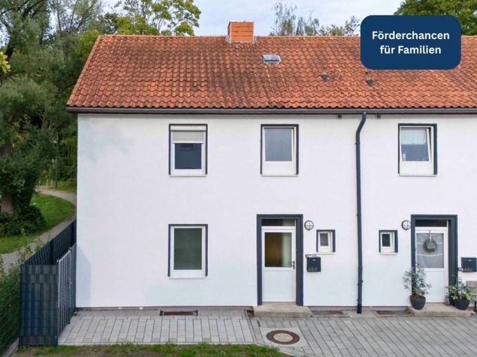 Modernisiertes Reihenendhaus mit großem Garten – sofort bezugsfrei – Foto 1