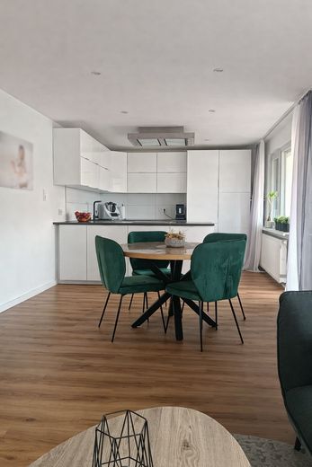 Sonnige 4-Zimmer-Familienwohnung am Feldrand – 2023 top renoviert + DG-Ausbaureserve – Küche-Esszimmer