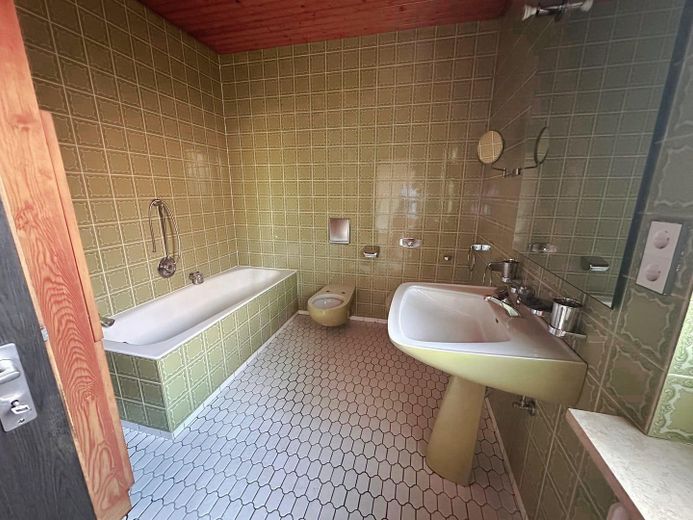 Wohnensemble aus zwei verbundenen Hausteilen – 244 m² Wohnfläche, Wintergarten & Sauna – Bad Hinterhaus 