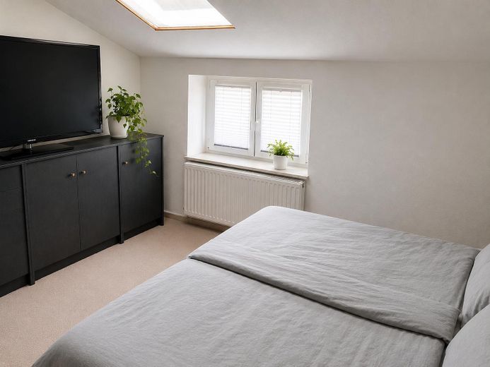 Drei-Zimmer-Dachgeschosswohnung auf Vierseitenhof 30 Minuten von Tesla Gigafactory – Schlafzimmer