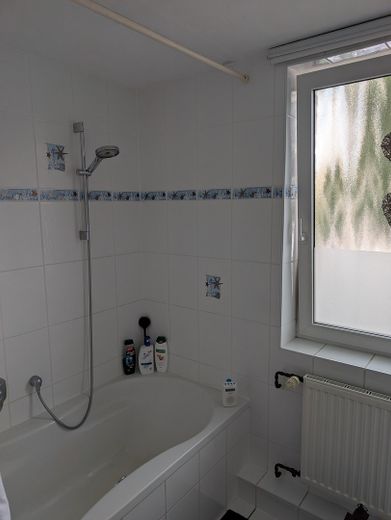 Gepflegtes Reihenmittelhaus mit hübschem Garten in Oberhausen Osterfeld-West + + +  provisionsfrei ! – Badezimmer 1. Etage