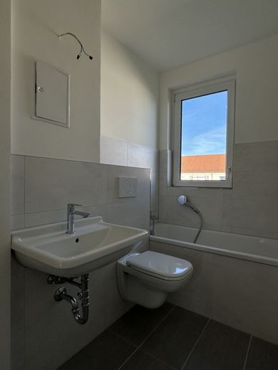 Frisch sanierte 3-Raumwohnung mit Balkon inklusive Einbauküche!!! – Bad II