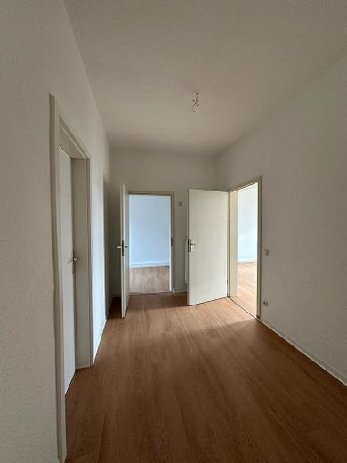 Świeżo odnowione, kuchnia w zabudowie + miejsce parkingowe w cenie: 67 m² w kamienicy za jedyne 371 € czynszu bez opłat! – Zdjęcie 2