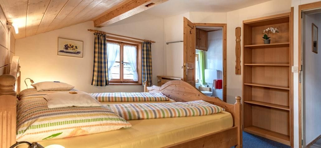 Louer un appartement meublé de 2 pièces dans un emplacement privilégié à Schliersee pour 1 à 6 mois à partir du 15.9.26 – Wohn/Schlafzimmer