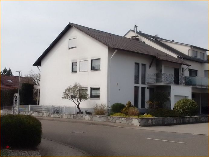 Großes Einfamilienhaus auf großem Grundstück – Strassenansicht