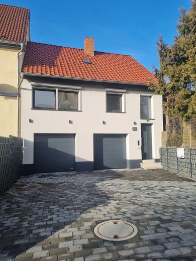 Haus statt Wohnung: 3-ZKB+Garten+Terrasse+Garagen – Straßenansicht