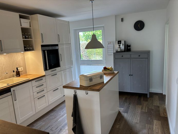 Charming end-terrace house with generous plot in Kaltenkirchen – offene Küche