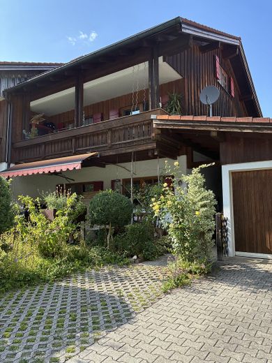 Gepflegtes Reiheneckhaus in ruhiger Lage – Ansicht vom Gehweg