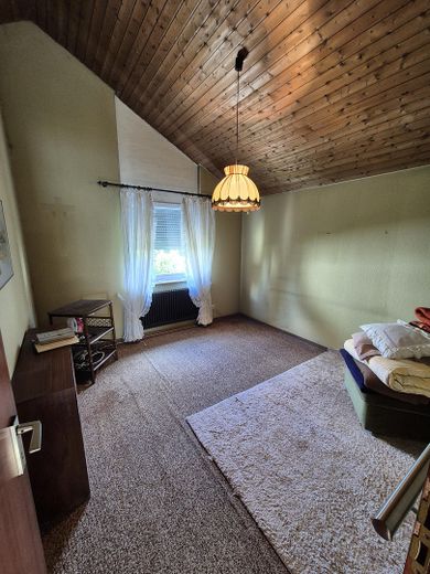 Miejsce dla rodziny – środkowy segment domu szeregowego z ogrodem, balkonem, garażem i instalacją fotowoltaiczną – Schlafzimmer 2