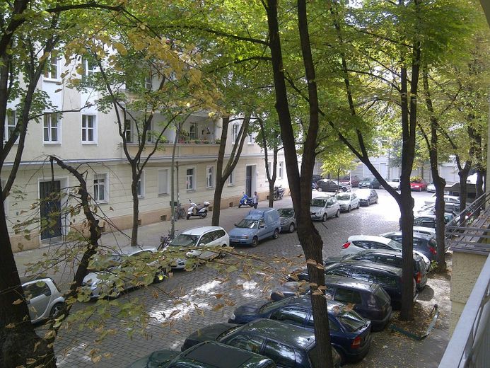 Energieeffiziente Altbauwohnung in Berlin Friedrichshain provisionsfrei, bezugsfrei – Blick vom Balkon 