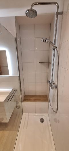 Badezimmer Sitz und Ablage