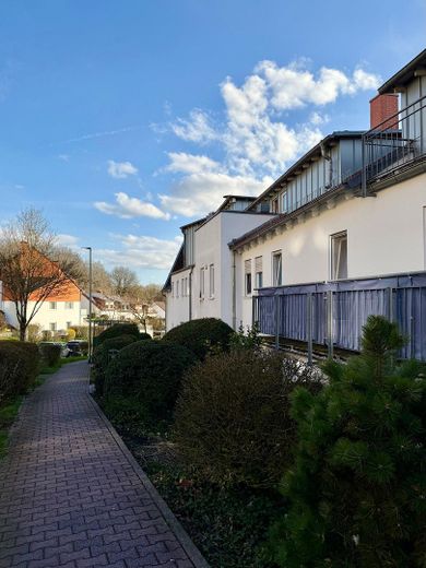 3 Zimmerwohnung mit 3 Tiefgaragenplätzen und 4 Balkonen – Frontansicht Haus