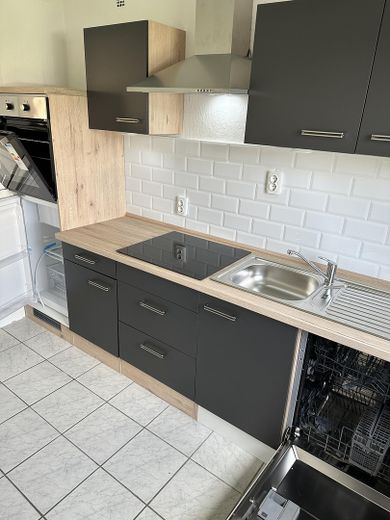 luminoso appartamento ristrutturato di 3 locali con cucina componibile, balcone e posto auto – Küche 1 (Muster)