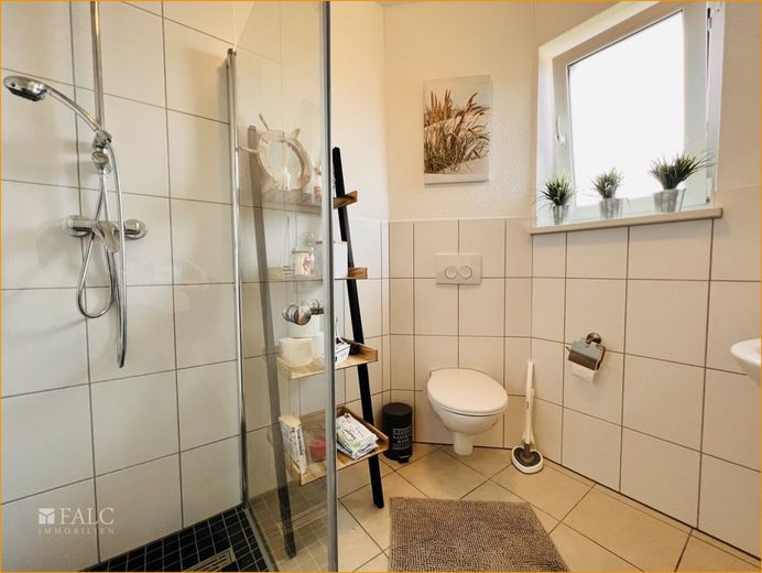 ***Zweifamilienhaus in ruhiger Ortslage*** – Gästebad WE I EG