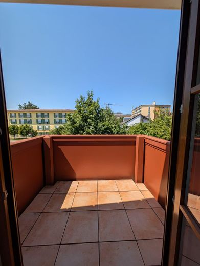 Helle 2-Zimmer-Dachgeschosswohnung mit Südbalkon und Tiefgarage in Ebersberg – Balkon mit Aussicht