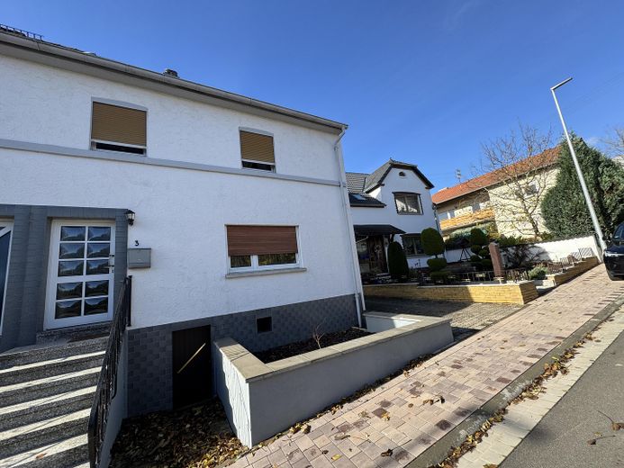 Doppelhaushälfte in ruhiger Lage mit Doppelgarage – Foto 3