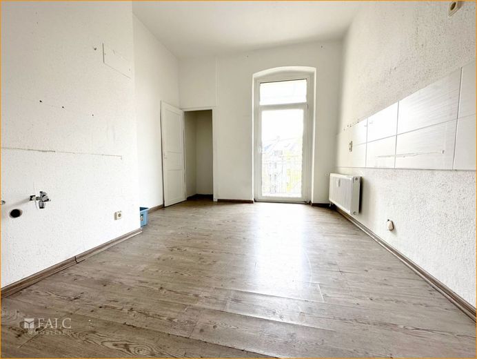Küche mit Zugang zum Balkon