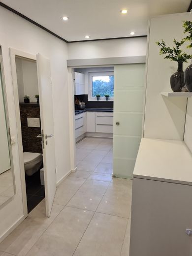 Modern renovated 3.5-room apartment with balcony, garage & fitted kitchen | Owner-occupiers or approx. 6% yield – Diele