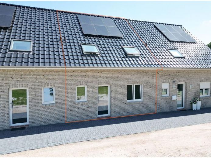 ***Exklusive Neubau-Wohnung - 4 ZKB - Reihenmittelhaus in Flachsmeer***
Carport, Garten, Einbauküche – Foto 1