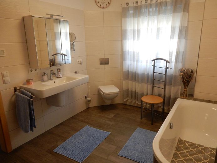Bad mit Wanne