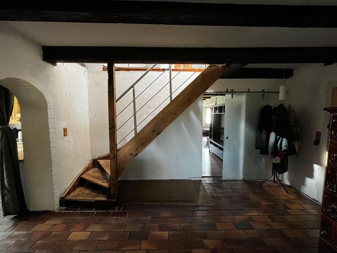 Einfamilienhaus auf 1633 m² Grundstück – Diele Flur Treppe nach oben