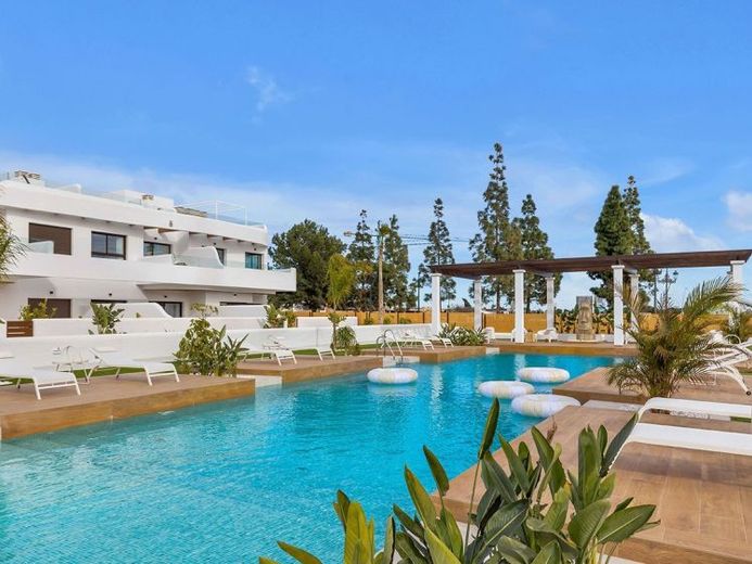 Appartamenti attici con 3 camere da letto, 2 bagni, terrazza sul tetto, piscina condominiale e posto auto in garage sotterraneo nel complesso La Serena Golf – Foto 1