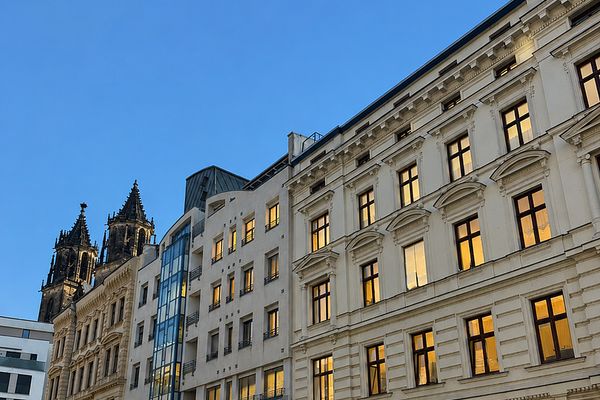 Pierwsze zasiedlenie po remoncie: przestronne 2-pokojowe mieszkanie w kamienicy z balkonem, windą i kuchnią w zabudowie przy katedrze