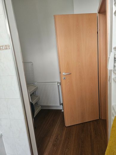 Sueño de edificio antiguo en Mittenwalde: 2 hab., 56 m², suelos de madera, cocina equipada y uso compartido del jardín – Foto 9