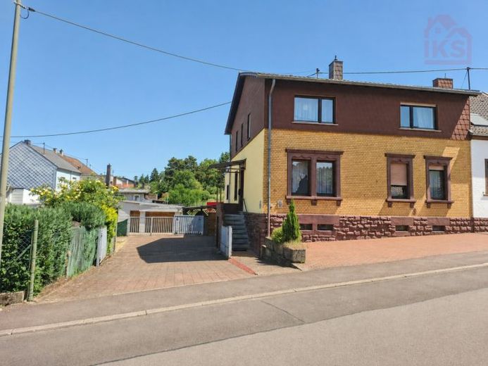 Ein - Zweifamilienhaus in Ludweiler mit Garten und Garage – Foto 1