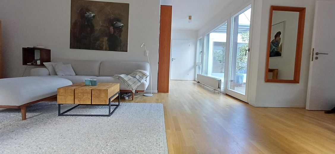 Tek katta yaşam: Şehre yakın, rüya gibi bahçesiyle huzur – Wohnzimmer